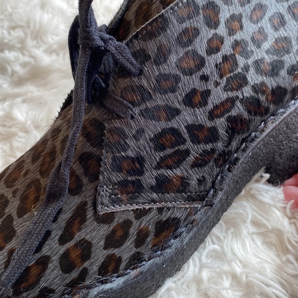 Clarks Originals leather gray leopard Arisa Desert boots. 7.5 - Picture 6 of 12